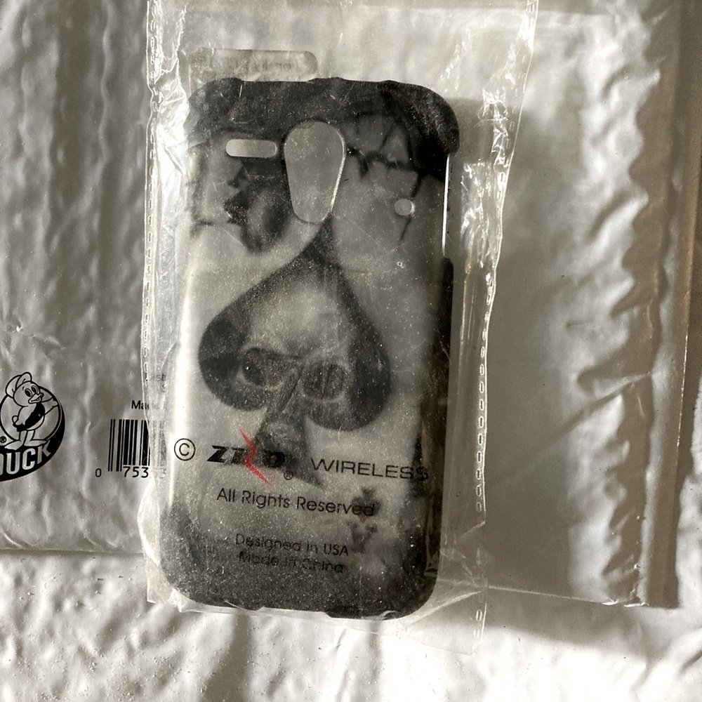 This is A skull cell phone case in black  white  gray